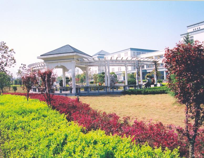 1.在南京高考复读上课至今已有三个礼拜了，与教员，同砚们也认识起来了。大概由于都是履历过高考失利的浸礼，各人对付进修都布满了斗志，上课主动思索，功课也能定时按量的完成。比拟已往一年的高三，我们都变得越发的自动了，由于复读是我们本身的挑选！  南京高考复读教员都很有程度，让我感触很是受用。本来一孔之见的常识，颠末教员的解说如今都能机动自若的把握应用；在碰到迷惑时，教员们会诲人不倦地，耐烦肠为我们解答。教员们的讲课也很是滑稽；在90分钟的讲堂里我们不但学会了许多答题的本领，还劳绩了高兴与欢愉。                                      2.南京高考复读是一个既有分享又有逾越的处所。同砚们分享本身的上课心得，教员们分享他们的讲授体悟，朋侪们分享相互的欢愉。前几日更是请到了多位哈佛大学、哥伦比亚大学的学者传授来南京高考复读展开公益交换运动，这实在让我们大开了眼界。有人曾说过：“假如你有一份欢愉，拿去分享，那末你就劳绩了两份的欢愉。”如今的我也领会到：常识在分享中增加。  这里就是南京高考复读，一个布满抱负的处所。一份分享，一份劳绩；一份劳绩，一份动力；一份动力，一份逾越；一份逾越，一份空想之寻求！  3.来到南京高考复读快一个月了，起头我还有些告急与担忧，担忧本身会不顺应情况，担忧能不克不及融入如许一个新的团体，还担忧教员的讲授质量……如今想起来，统统的担忧都是过剩的。教员们都来自名校，富厚的履历，立异的讲授，讲堂不再是死板有趣了。教员们上课布满了豪情，对付所讲的常识信手拈来，讲得既体系也很有条理。特别是联合高考题的闻一知十，我以为教员们做得很精彩。我以为讲堂上的氛围没有设想中的那样克制与凝重，我们依旧能够在欢愉的进修氛围中进修，在进修中劳绩高兴。  别的，南京高考复读的校园也是闹中取静的好处所，课堂宽阔豁亮，设有空调。在这类精良的情况中更能让我们有用的进修，进步进修的服从。  4.我挑选了复读，挑选了南京高考复读，在短短几天的交换与打仗中，我和南京高考复读的师生分享了一段难忘的韶光。实在，我并没有设想中的那末刚强与笃定，我畏惧本身不克不及对峙，畏惧本身担当的磨砺不克不及获得满足的答卷。可是，是南京高考复读教员的好心指导，让我渐渐认清了本身，不再否认本身的已往，信赖本身曾的支付。南京高考复读让我逾越了本身并明确了一个原理：主动的不肯定乐成，可是不主动肯定不会乐成；既然出息之路在远方，便只顾风雨兼程。  前几天的中外交换会上，阿尔伯特报告我们如安在民众眼前演讲，我想，假如他再瘦一点，他大概就是一个精彩的演说家。他报告我们在演讲的时候要高声，要有力，更要有自大。他用有力而稍慢，嘶哑又快速的腔调别离给我们作了树模，引发笑声一片，他用本身幽默的说话和富厚的肢体体现力让我们领会了演讲之道，让我们学会在民众演讲中逾越自我。  5.复读又未尝不是云云呢？我悟道！自大，信赖本身来岁肯定能够乐成！  6.在前段时候举行的英语运动中，我发明我在英语白话方面有短缺，书籍上的常识，不克不及机动地应用到一样平常的外交运动中。我明确了英语进修是必要说出口的，外教们给我们带来了一些历来没有打仗过的西方文明体验，让我们感遭到了新的事物、新的看法，我对英语进修越发感爱好了!  7.猎豹与羚羊分享草原，成为长跑冠军；沙鱼与群鱼分享陆地，成为海上的霸主；苍鹰与云雀分享天空，成为一代猛禽。分享的历程与合作的历程相辅相成，只要在分享中合作，在合作中逾越，才气成为保存的适者。  8.南京高考复读作为良好高复黉舍之一，有着薄弱的师资，精良的讲授情况。教员在讲授上仔细耐烦，纵然是一道简朴的小标题也会诲人不倦的花时候为我们解说。比拟下来，南京高考复读的教员比我本来黉舍的教员都好。信赖南京高考复读，你值得具有！  在南京高考复读上课你不会感触死板与无聊，由于这里有许多富厚多彩的运动，让你在欢愉中进修，让你在愉悦中发展，让你在高兴中搏斗。这里有精良的进修氛围，总之，表情好才是真的好！  在这里，有着一群有抱负、有目的、有寻求的小青年，我们怀揣着空想来到这里，盼望南京高考复读能将我们送得更高，让我们像雄鹰一样搏击漫空。  9.交换会第二天，呈现了许多新奇的工具，各人都变得放的开了，也徐徐地情愿交换了，美国的朋侪纷纭表达了他们的头脑和看法，并主动地与我们会商交换，我们还比力了中美讲授方法的差别，真使人难忘啊！交换会的第三天，我们各人开起了小Party，秀出了中国传统民风和中国传统音乐，教会了老外学背古诗，构造一些很故意思的小角逐，各人都很是的高兴。在我们欢笑的时候我发明，把稳与心盼望交换时，言语不再是一个何等坚苦的停滞了